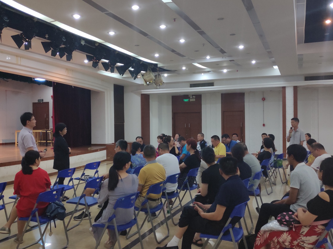 庞虹副院长与黎晓天副书记解答新生家长问题