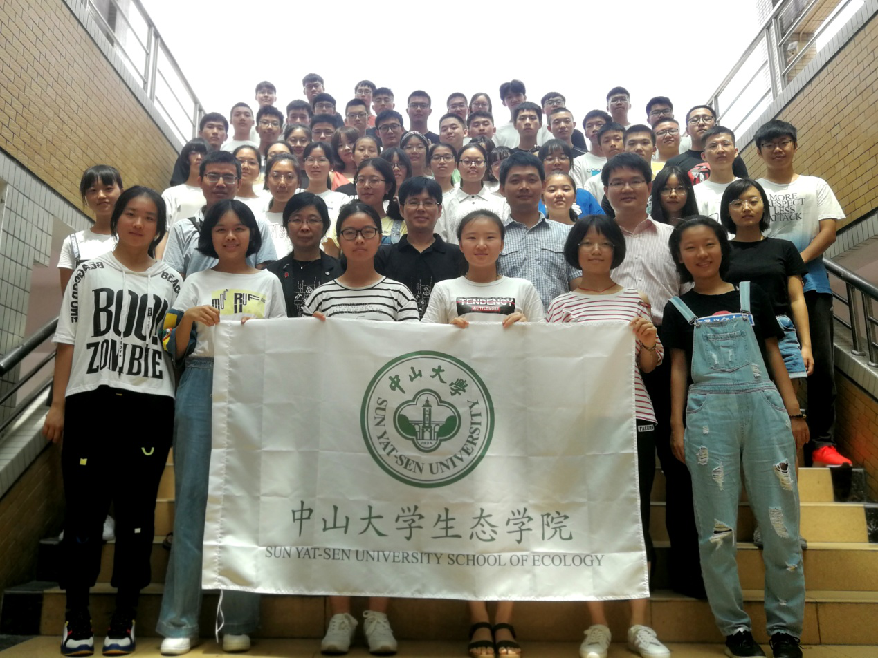 太阳集团tyc86领导与新生合影