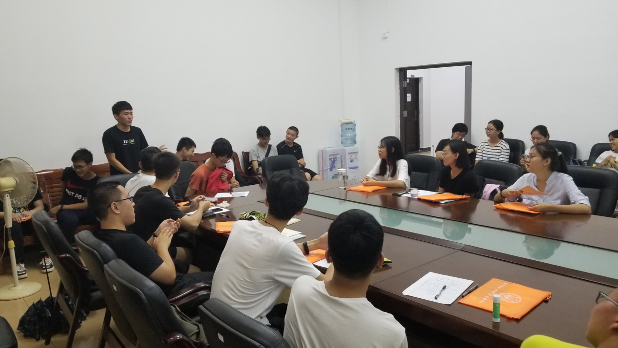 班会上新生进行自我介绍