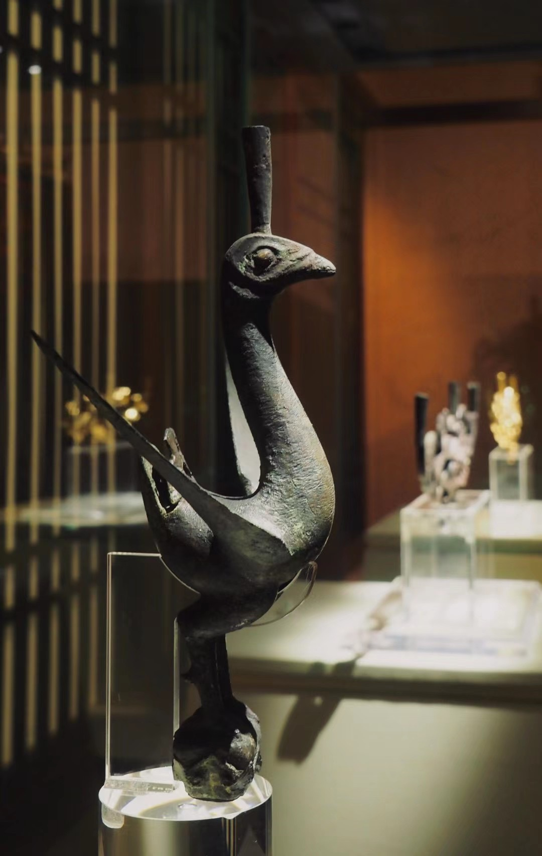 图1广州南越王宫博物馆展示了距今两千年前的绿孔雀形象的青铜器（朱敬恩摄影）