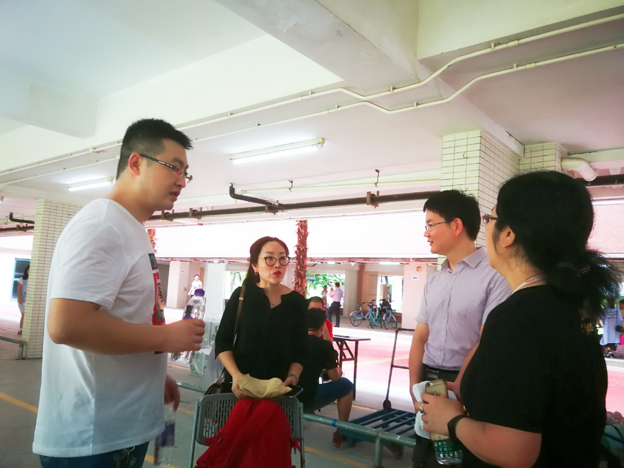 报到现场黎晓天书记和庞虹院长与新生家长交流