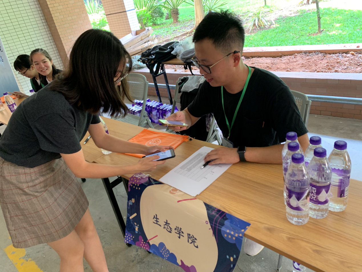 迎新志愿者为新生完成扫码报到