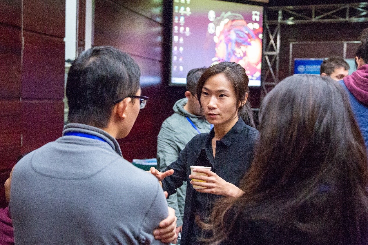 南方科技大学的张履冰博士在会场交流