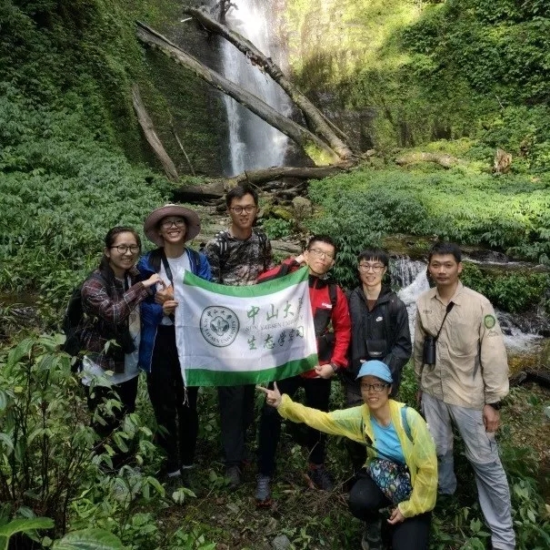 兽类组观察野外环境