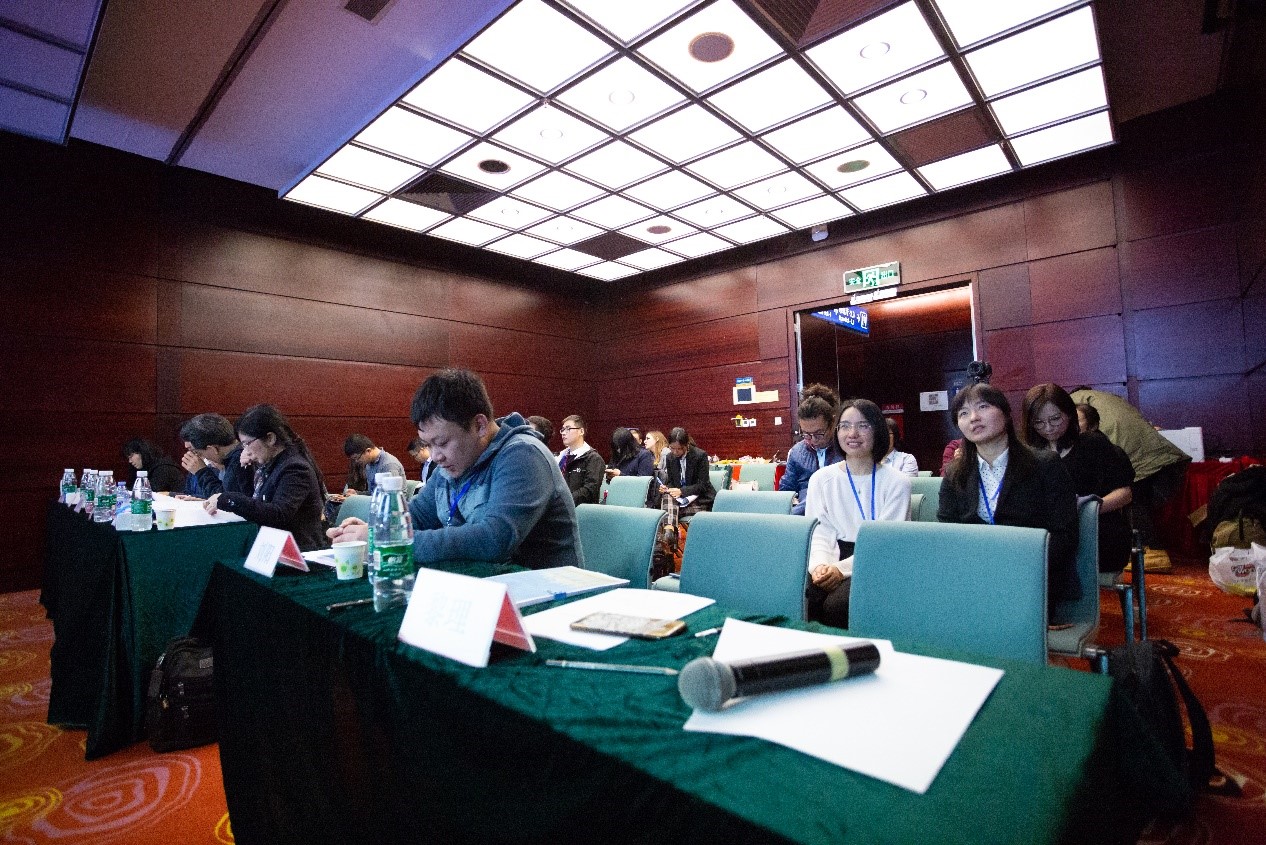 美国菲尔德自然历史博物馆的李勤博士在与报告者交流