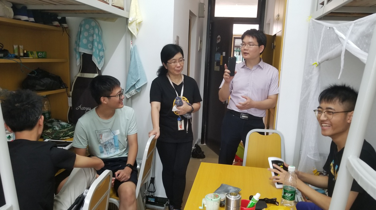 庞虹院长和黎晓天书记了解新生入住情况