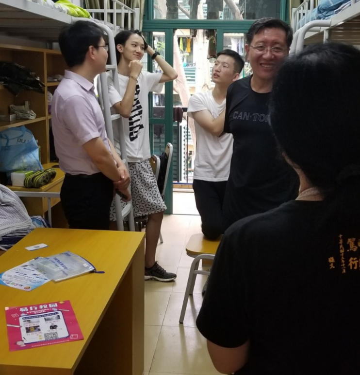 庞虹副院长和黎晓天副书记与新生和新生家长进行亲切交谈